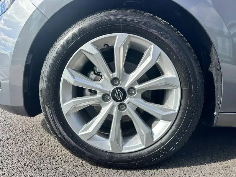 Gros plan sur la roue avant droite gris Rafale d'une Renault Clio 2025 avec jante alliage et pneu Goodyear.