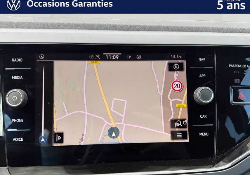 Écran tactile de navigation du Volkswagen Polo 2025 affichant une carte routière, vue intérieure centrée.
