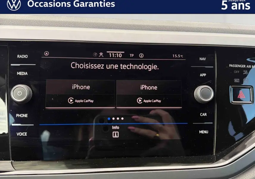 Écran tactile central de la Volkswagen Polo 2025 affichant la connexion Apple CarPlay, avec commandes autour en finition noire.
