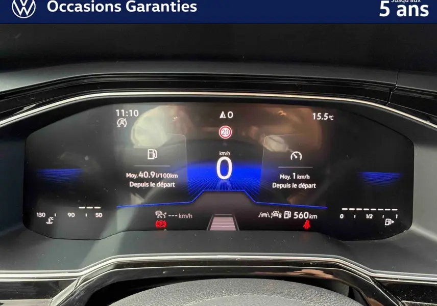 Vue rapprochée du combiné d'instruments digital de la Volkswagen Polo 2025 affichant la vitesse à 0 km/h et les informations de conduite.