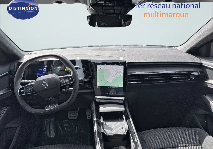 Intérieur du Renault Austral 2024, vue frontale du tableau de bord avec écran tactile central et volant multifonction noir.