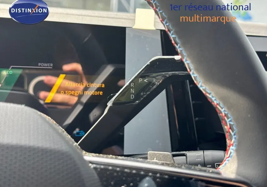 Gros plan sur la commande de boîte automatique du Renault Austral gris schiste avec toit noir, vue côté conducteur.