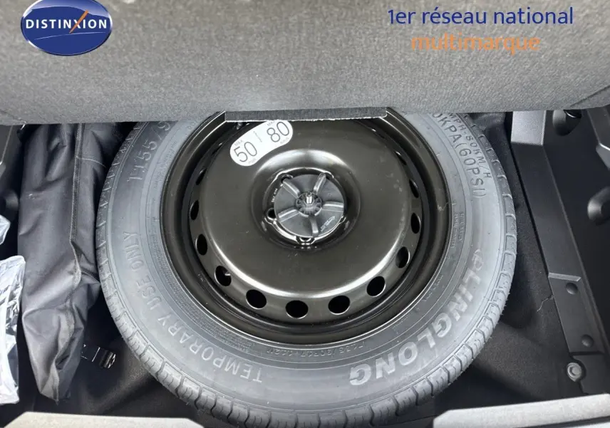 Roue de secours noire montée dans le coffre d'un Renault Austral 2024 gris schiste métal avec toit noir.