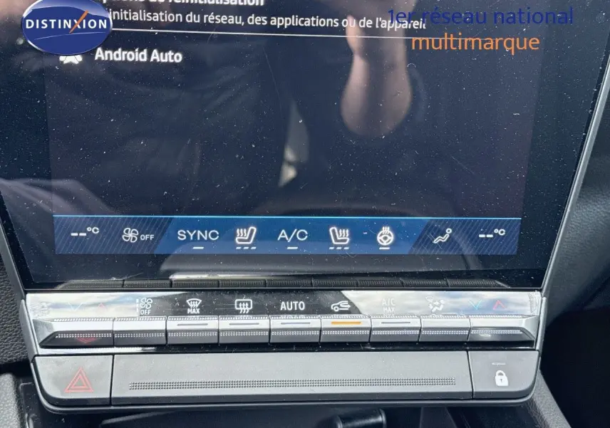 Vue rapprochée de la console centrale tactile du Renault Austral 2024, avec commandes climatisation et sièges chauffants.