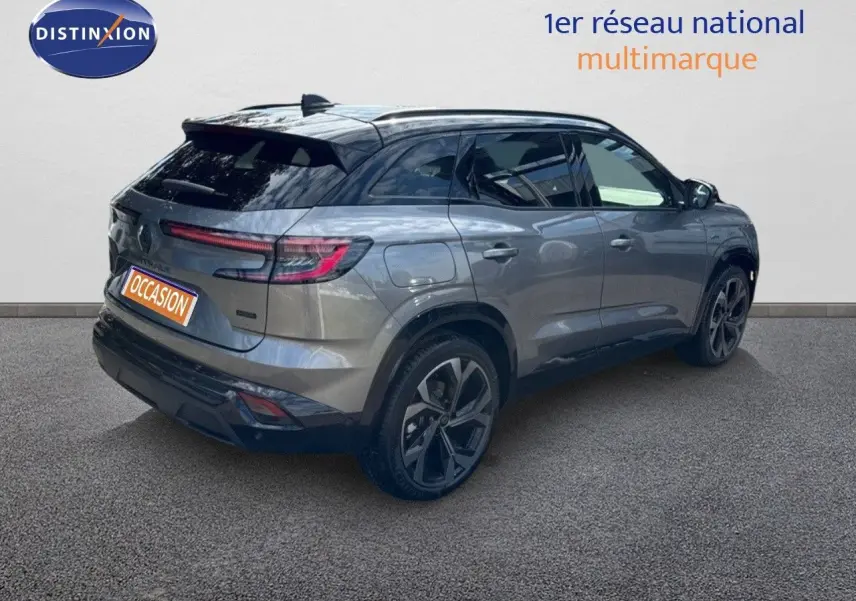 Vue 3/4 arrière droite du Renault Austral gris schiste métal avec toit noir et jantes distinctives biton.