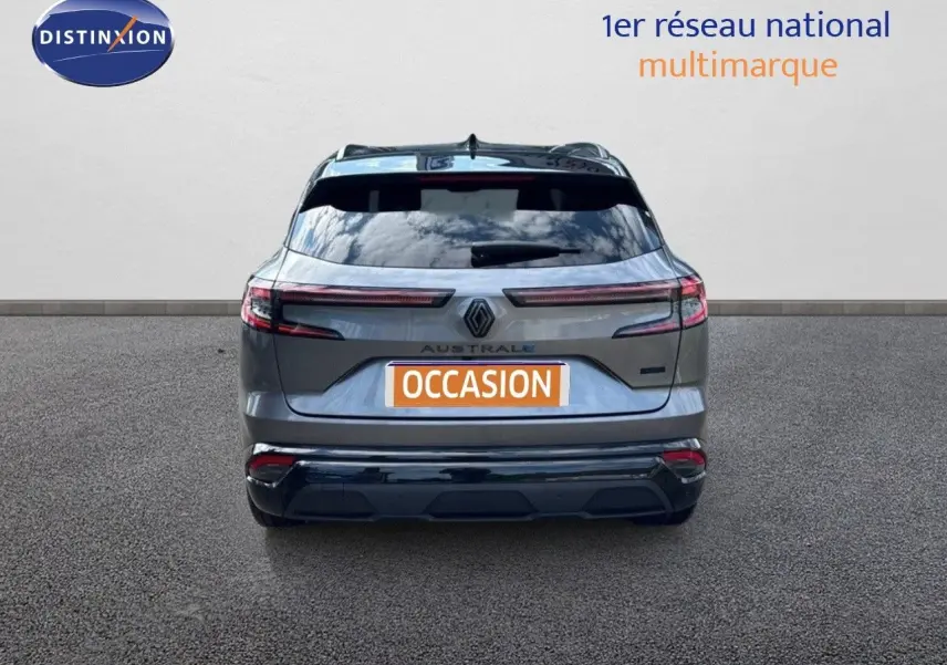 Vue arrière du Renault Austral 2024 gris schiste métal avec toit noir et feux LED horizontaux allumés.