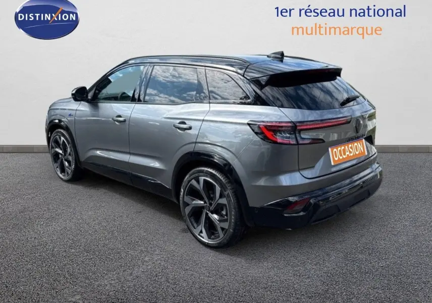 Vue 3/4 arrière droite d'un Renault Austral gris schiste métal avec toit noir et jantes alliage biton.