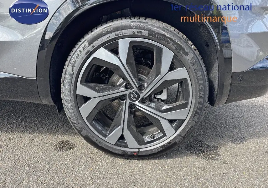 Gros plan sur la roue avant gauche du Renault Austral gris schiste métal avec jante alliage 20 pouces bicolore.