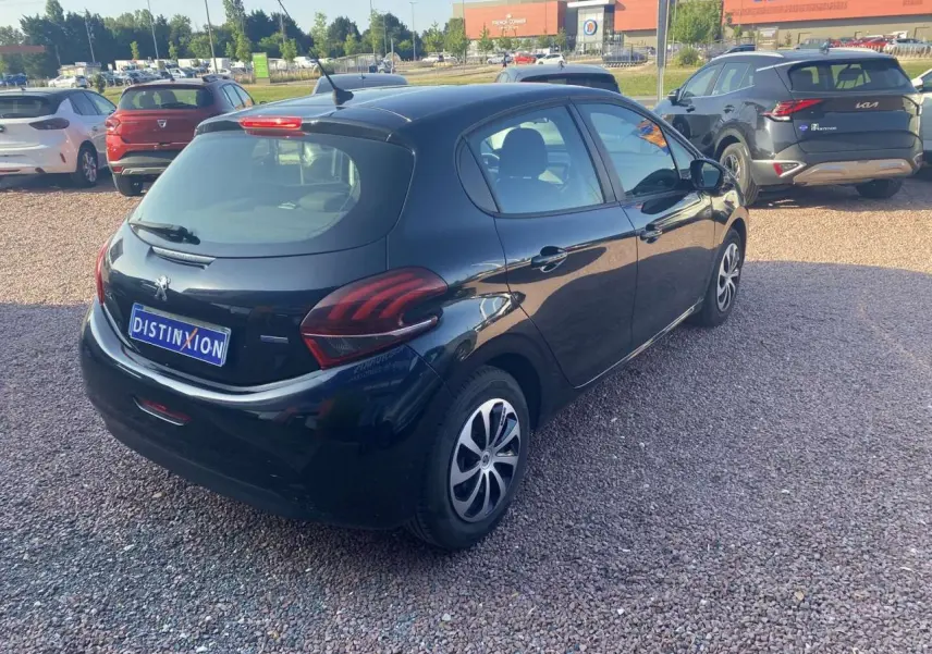 Peugeot 208 noire vue en 3/4 arrière droit, avec jantes acier 15 pouces et feux arrière distinctifs.