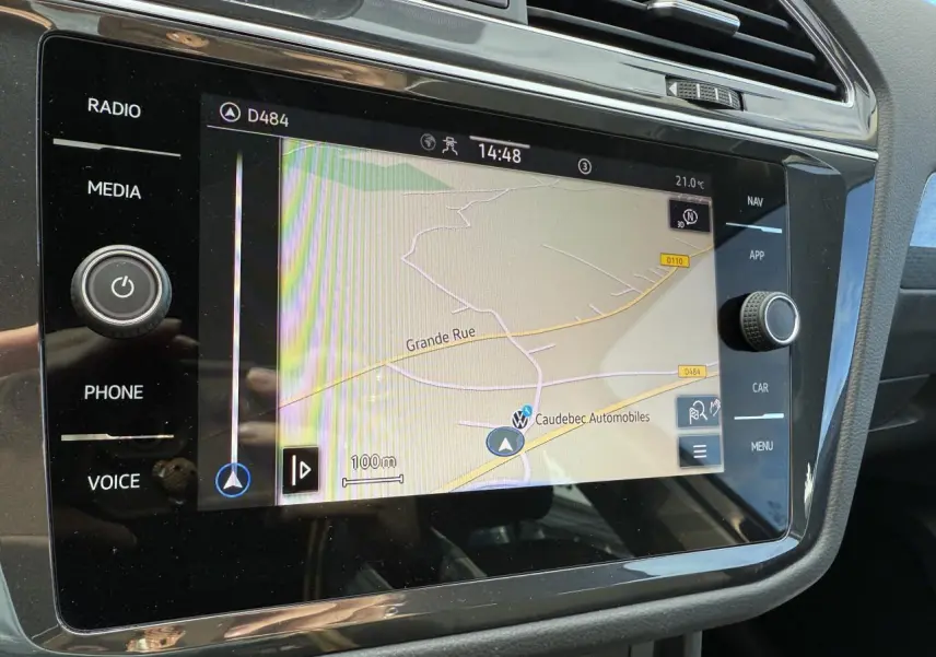 Écran tactile de navigation du Volkswagen Tiguan 2023, vue rapprochée de la console centrale intérieure.