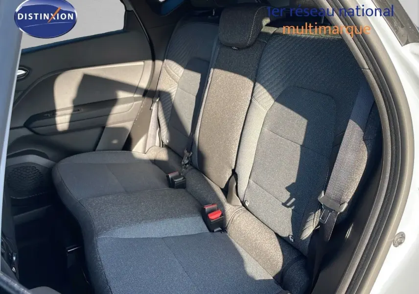 Vue latérale du siège arrière en tissu gris foncé du Renault Captur E-Tech hybride 2025, avec ceinture de sécurité visible.