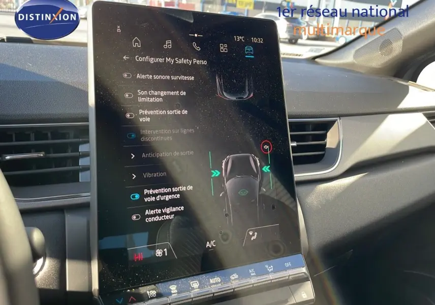 Écran tactile central du tableau de bord du Renault Captur E-Tech Hybrid 2025, affichant les aides à la conduite.