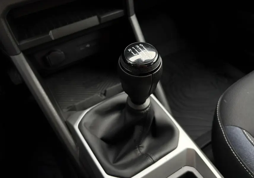 Le levier de vitesses manuel noir du Dacia Duster 2024, vue rapprochée de la console centrale intérieure.