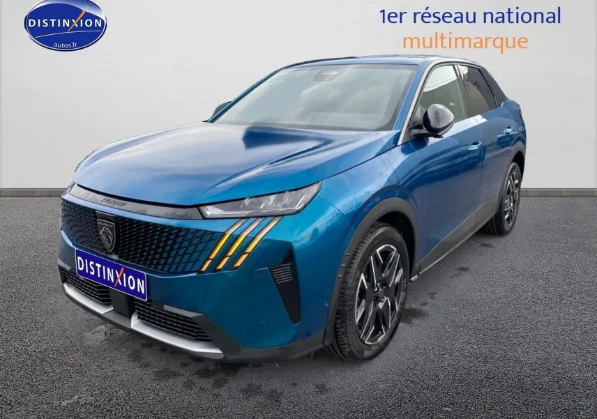 Peugeot 3008 bleu en 3/4 avant droit, avec calandre noire et feux LED à griffes orange distinctifs.