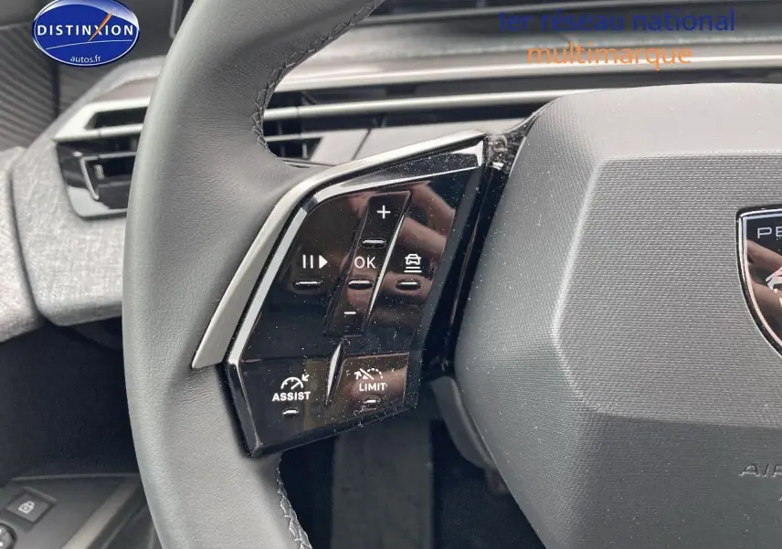 Gros plan sur la partie gauche du volant cuir multifonction du Peugeot 3008 2025, avec commandes de régulateur et assistant.