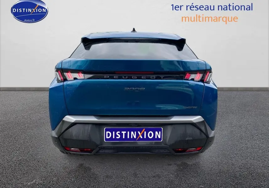 Vue arrière d’un Peugeot 3008 bleu 2025 avec feux arrière LED et becquet noir distinctif.