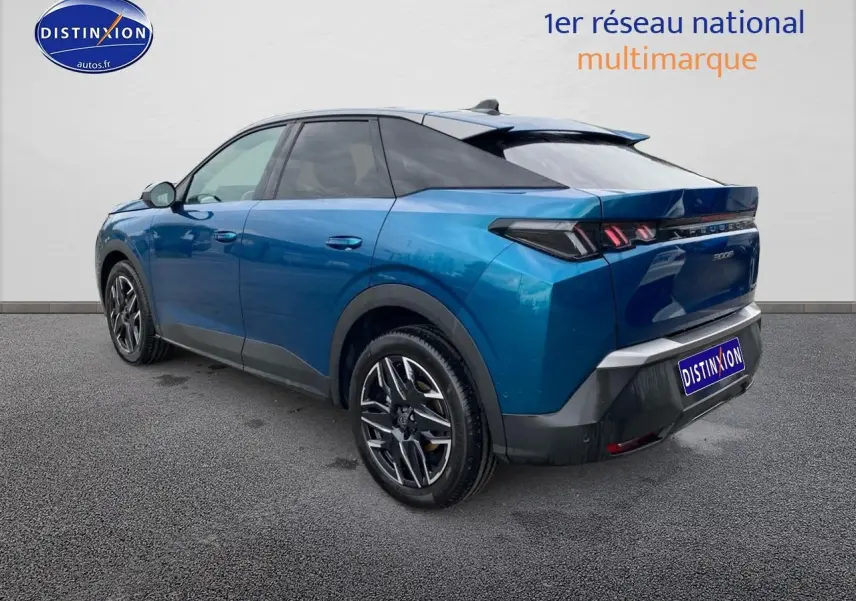 Vue 3/4 arrière droite d’un Peugeot 3008 bleu 2025 avec jantes alu et feux arrière LED distinctifs.