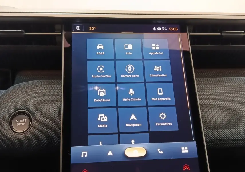 Écran tactile central de la Citroën C5 Hybride 2026 affichant les options multimédia et aides à la conduite.