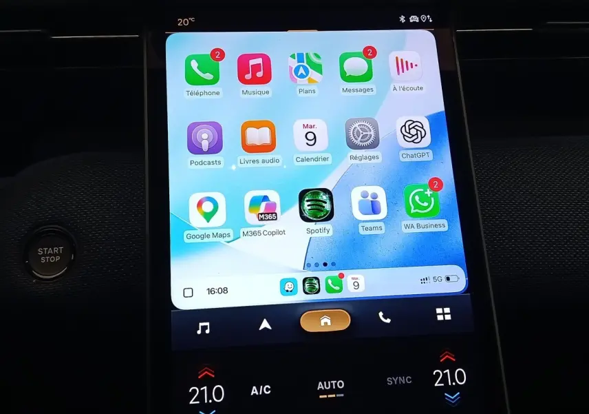 Écran tactile central de 13 pouces affichant des applications, bouton start/stop à gauche, intérieur noir de Citroën C5 hybride.