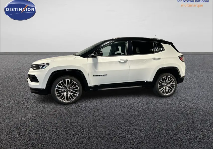 Vue de profil côté gauche d'un Jeep Compass blanc avec toit noir et jantes alliage 19 pouces sur fond neutre.