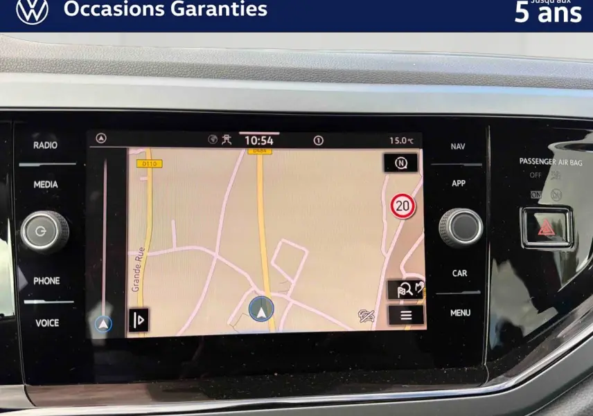 Écran tactile de navigation Discover Media au tableau de bord d'une Volkswagen Polo rouge, vue intérieure frontale.