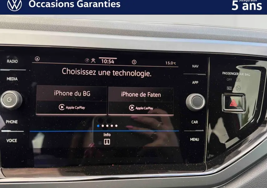 Écran tactile central de la Volkswagen Polo 2025 affichant la connexion Apple CarPlay, avec commandes autour et finition noire brillante.