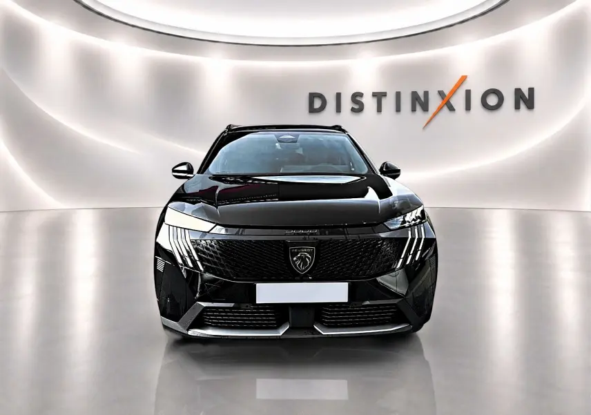Peugeot 5008 Hybrid 145 GT noir vue de face, avec calandre distinctive et éclairage LED vertical.