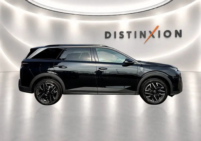 Peugeot 5008 Hybrid 145 GT noir vu de profil côté gauche, avec jantes alu noires et vitres surteintées.