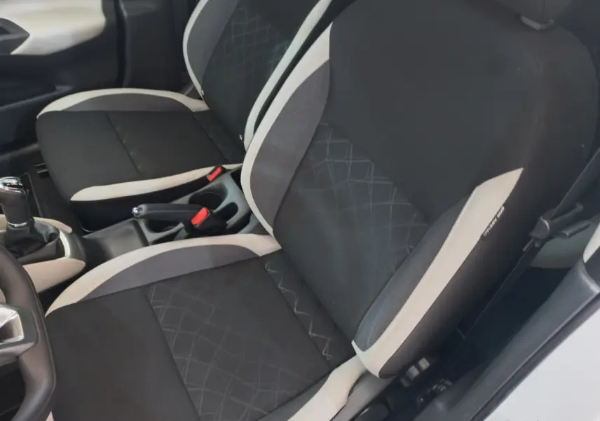 Vue intérieure rapprochée des sièges avant noirs et gris de la Nissan Micra IG-T 90 Business Edition 2018.