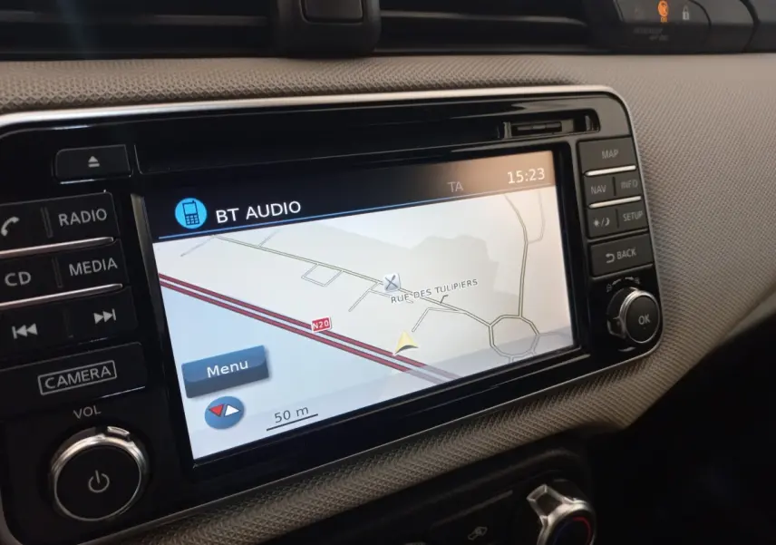 Vue rapprochée de l'écran tactile de navigation 7 pouces dans l'habitacle de la Nissan Micra blanche 2018.