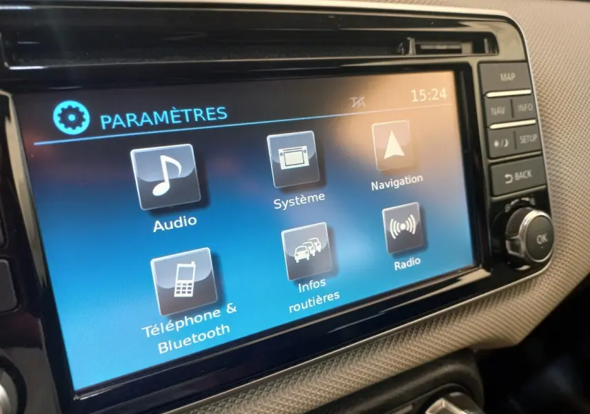 Écran tactile central de la Nissan Micra IG-T 90 Business Edition affichant le menu paramètres en intérieur.