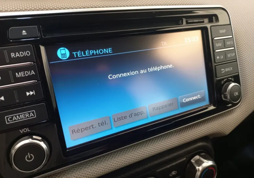 Écran tactile central de la Nissan Micra IG-T 90 Business Edition affichant la connexion au téléphone.