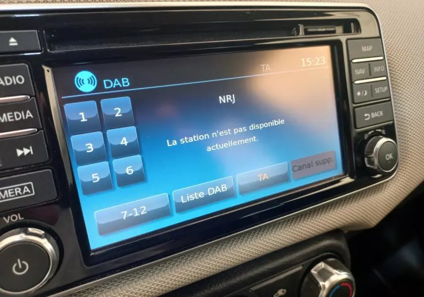 Gros plan sur l'écran tactile multimédia affichant un message d'erreur de station radio dans une Nissan Micra blanche.