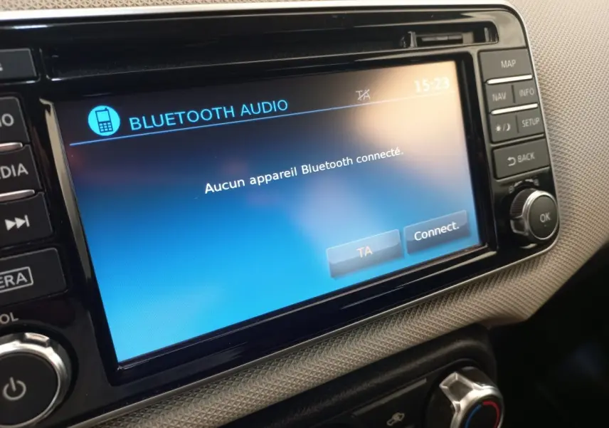 Écran tactile central du système multimédia de la Nissan Micra blanc, affichant la connexion Bluetooth inactive.