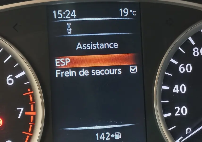 Affichage central du tableau de bord de la Nissan Micra 2018 montrant l'assistance ESP et frein de secours activés.