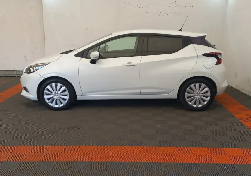 Profil droit d'une Nissan Micra IG-T 90 Business Edition blanche, avec jantes alliage et toit noir contrastant.