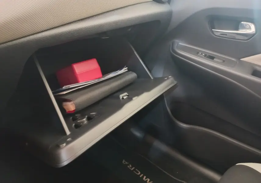 Intérieur de la Nissan Micra IG-T 90 Business Edition 2018, vue du côté passager avec boîte à gants ouverte contenant des documents.