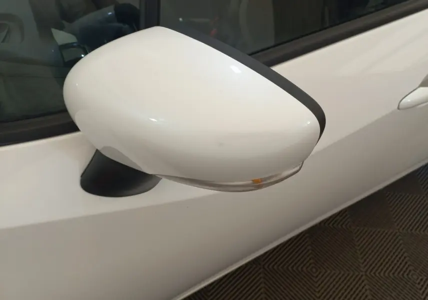 Gros plan sur le rétroviseur droit blanc de la Nissan Micra IG-T 90 Business Edition 2018, avec clignotant intégré.