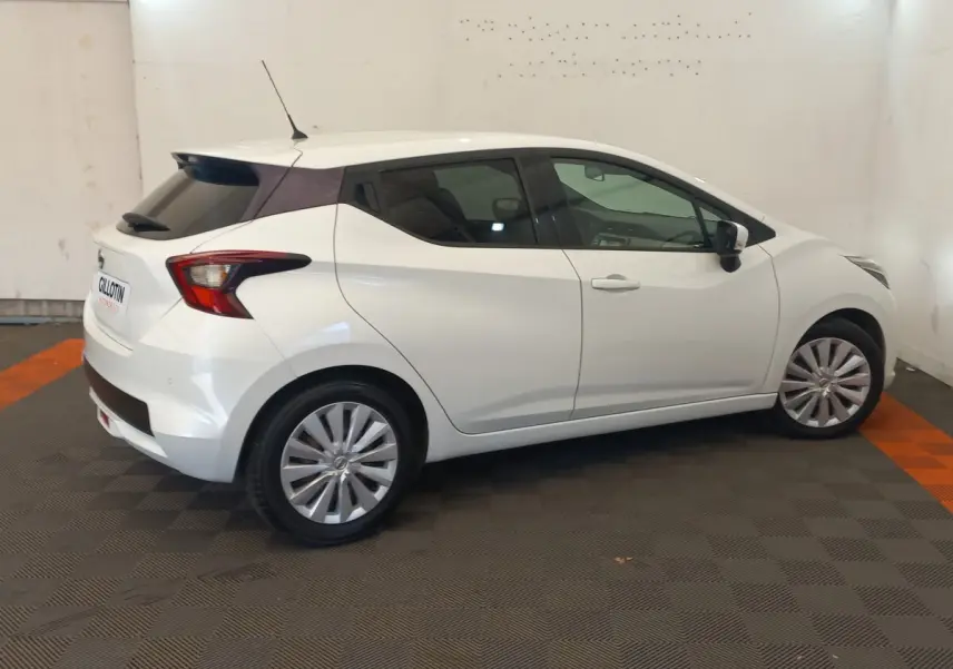 Nissan Micra IG-T 90 Business Edition blanche vue de profil côté droit dans un intérieur neutre.