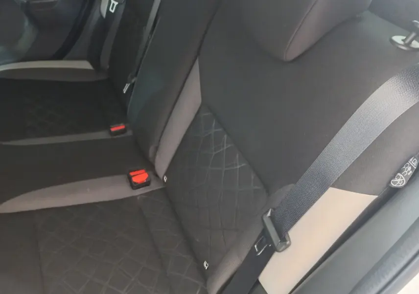 Vue intérieure sur la banquette arrière noire et grise de la Nissan Micra IG-T 90 Business Edition blanche de 2018.