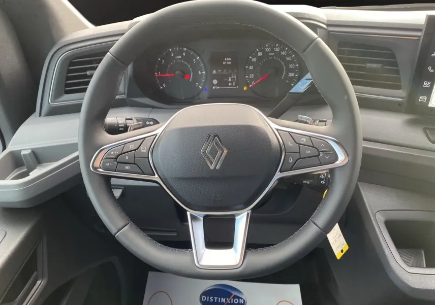 Vue centrée sur le volant noir du Renault Master 2025 avec tableau de bord et commandes intégrées visibles.