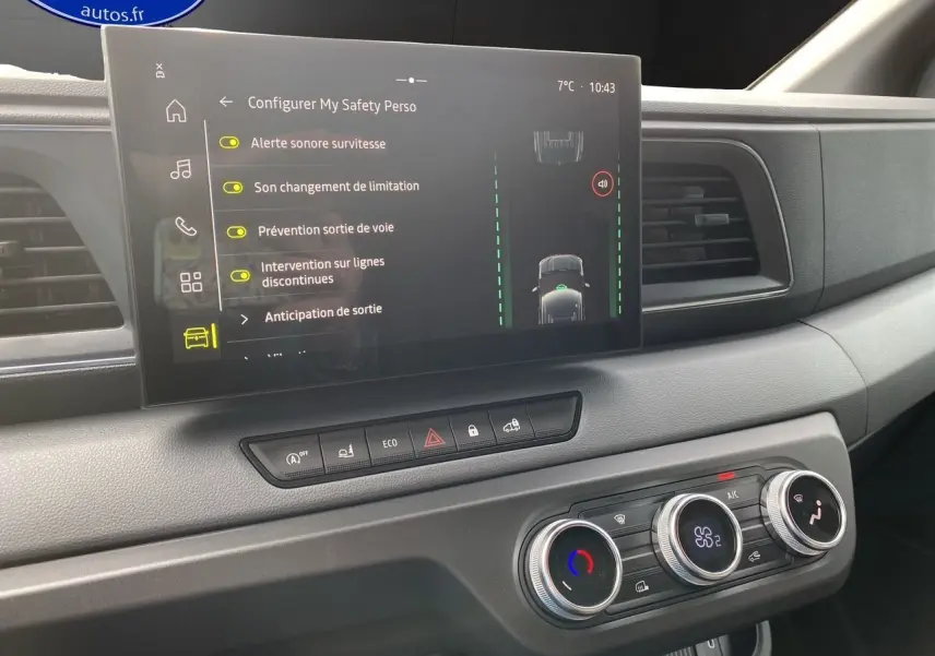 Vue intérieure du tableau de bord du Renault Master 2025 gris urbain, mettant en valeur l'écran tactile et les commandes de climatisation.