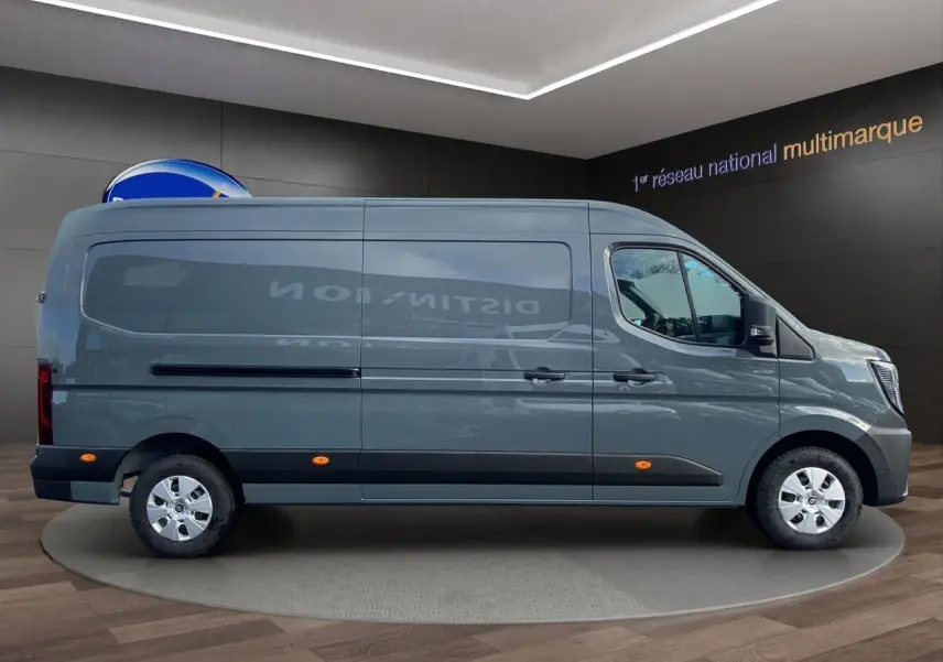 Vue latérale droite d’un Renault Master 2025 gris urbain avec jantes acier et feux latéraux orange en showroom.