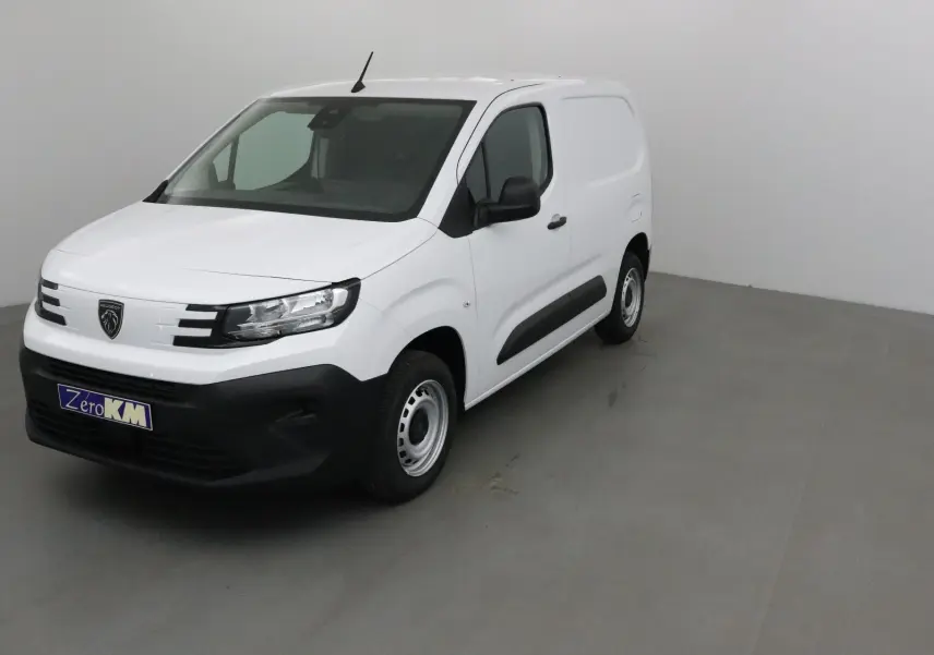 Peugeot Partner blanc en vue 3/4 avant droit, avec pare-chocs noir et jantes acier simples.
