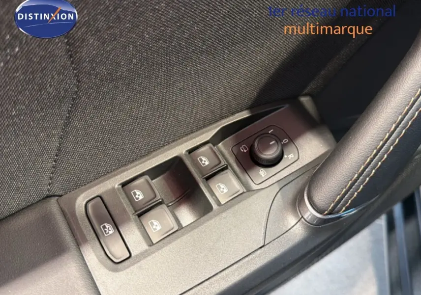 Gros plan sur les commandes des vitres et rétroviseurs côté conducteur d'une CUPRA LEON ST gris métallique.