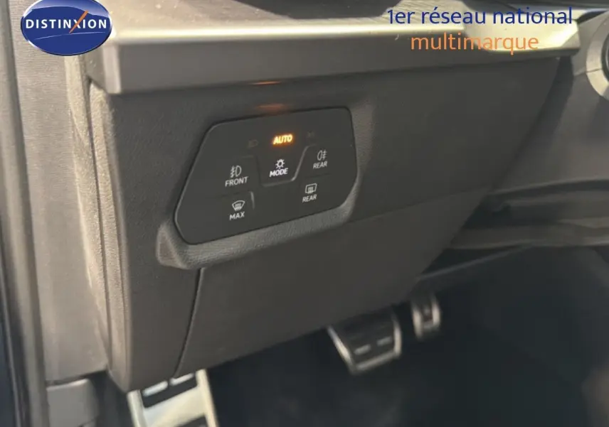 Vue intérieure du tableau de bord côté conducteur de la CUPRA LEON ST 1.5 eTSI gris métallique, avec commandes d’éclairage activées.