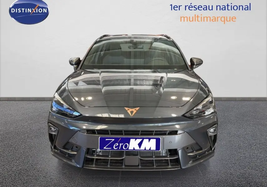 Vue frontale d'une CUPRA Leon ST 1.5 eTSI 150CH gris magnétique métallisé avec logo CUPRA orange sur le capot.