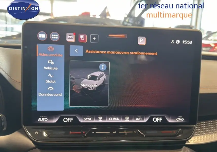 Écran tactile central affichant l'assistance aux manœuvres de stationnement dans une CUPRA LEON ST gris métallique.