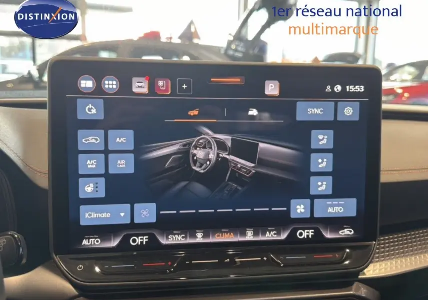 Écran tactile central affichant les commandes de climatisation du CUPRA LEON ST 1.5 eTSI 2025, intérieur noir.