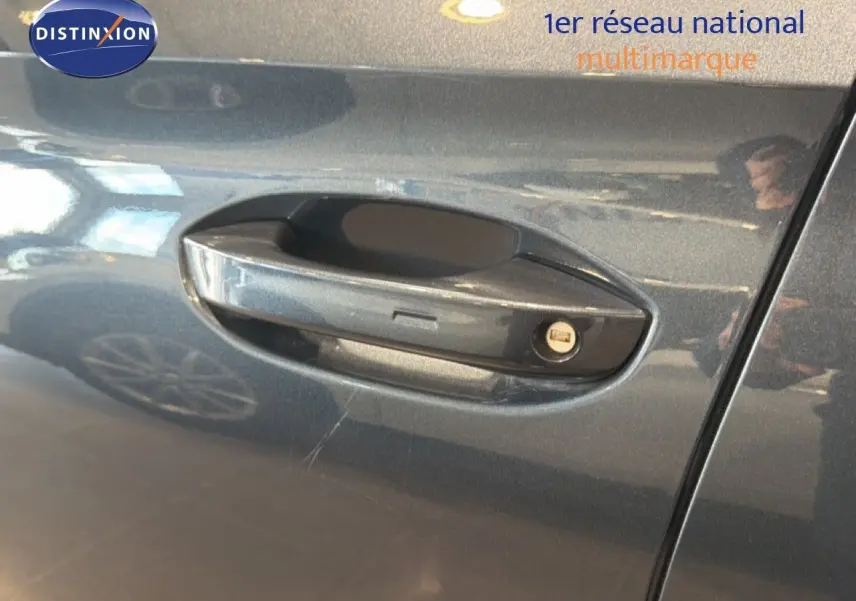 Poignée de porte côté gauche de la CUPRA LEON ST 1.5 eTSI 150CH gris magnétique métal avec serrure visible.